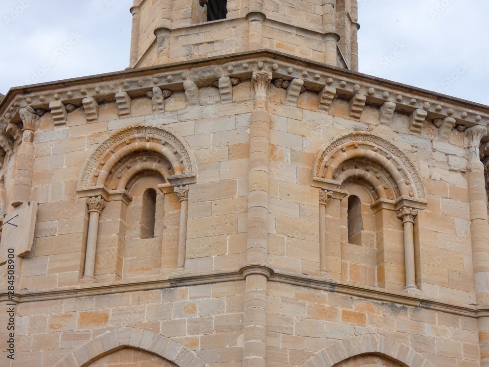 Ventanas de una iglesia en el pueblo de Torres del Rio, en la Rioja, España