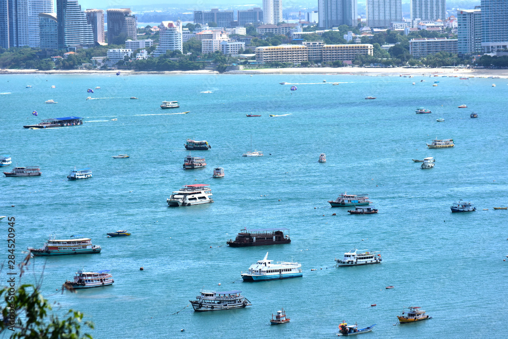 Obraz premium Look from the high, see the city in the city that is full of tall buildings and the sea. Beautiful, comfortable view