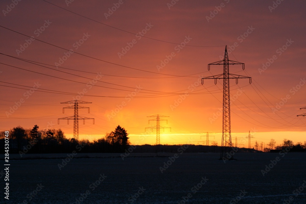 Strommasten im Sonnenuntergang 