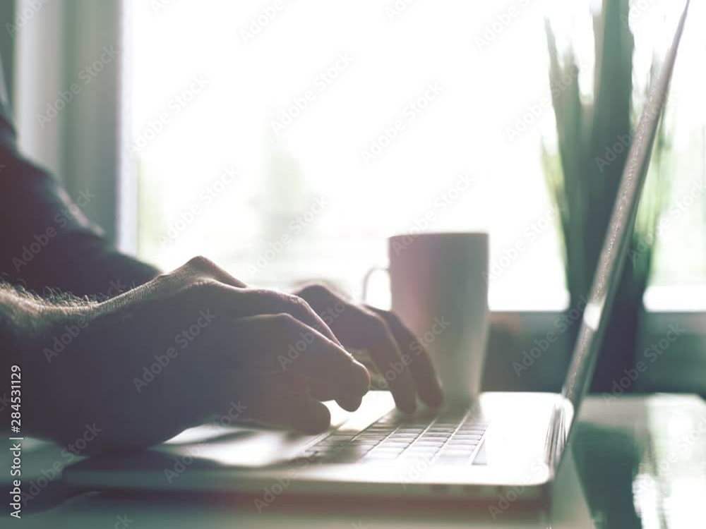 Person arbeitet am Laptop