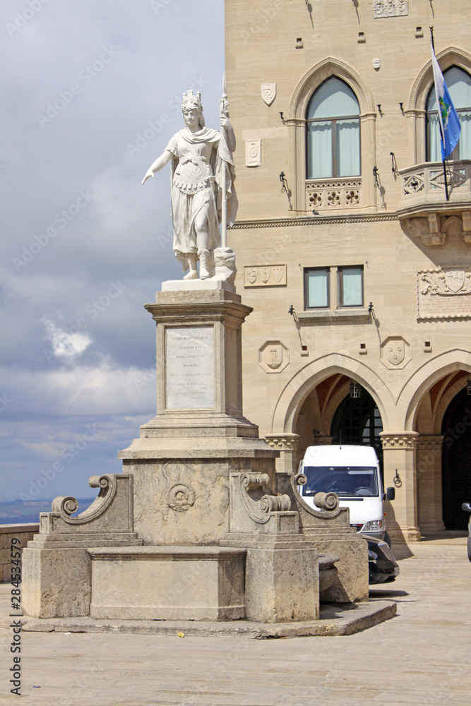 Fototapeta premium San Marino. City Hall and statue of Liberty in Central Square