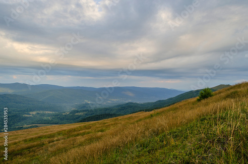 Panorama z połoniny Wetlińskiej rano