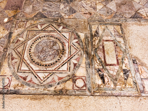 Quadro em tela Detail of the polychrome opus sectile of the room with the three-light window in