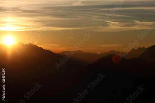 Sonnenuntergang mit Abendrot in den Tiroler Bergen