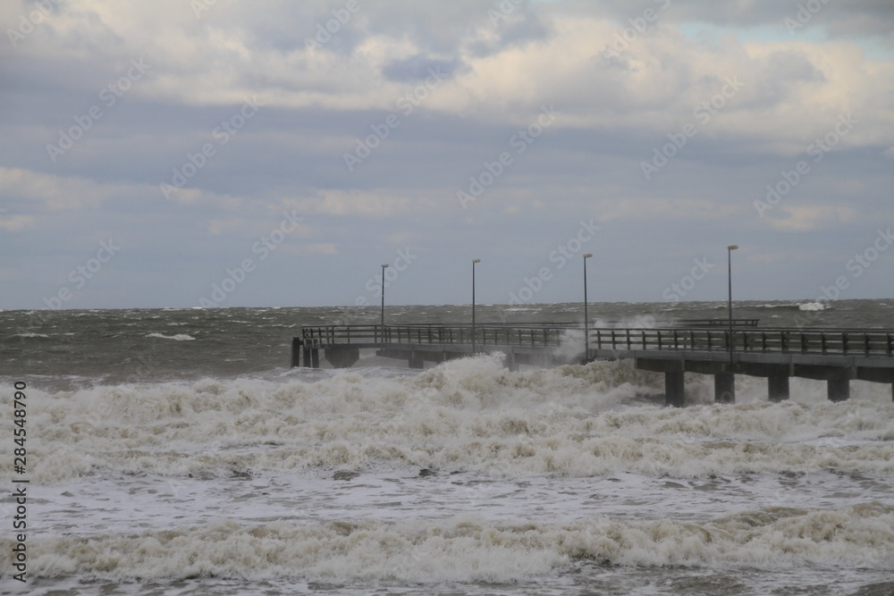 Ostsee Seebrücke Timmendorf im Frühlingssturm 