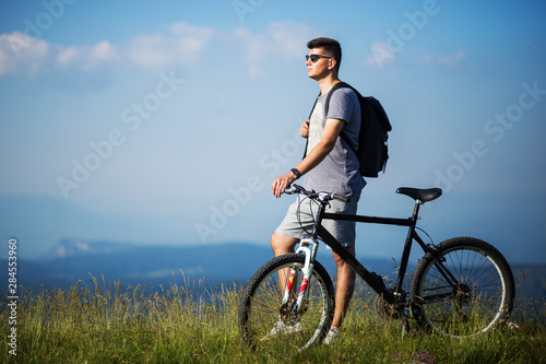 Fototapeta Naklejka Na Ścianę i Meble -  Male cyclist on the mountain