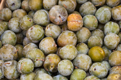 Lot de prunes sur l'étal du marché aux fruits