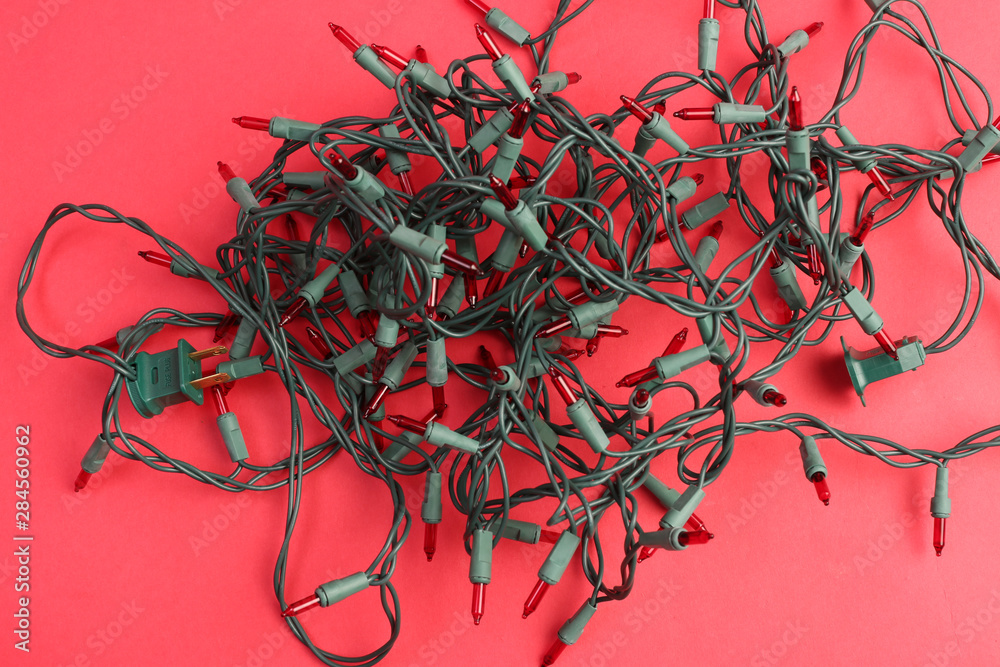 Naklejka premium Christmas light on a red background