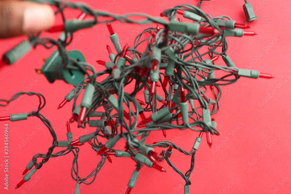 Naklejka premium Christmas light on a red background