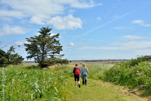 Des personnes qui marchent sur le sentier de randonnée GR34 en Bretagne. France