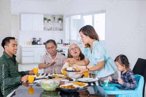 Young woman preparing meals for her family © Creativa Images