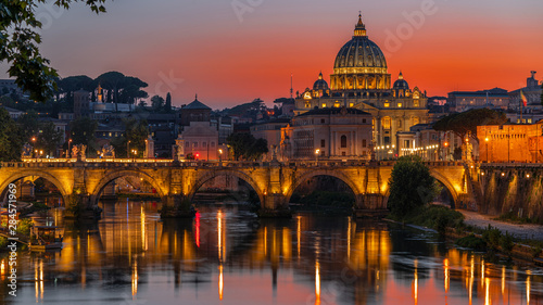 Tramonto infuocato sul Tevere con Vaticano photo