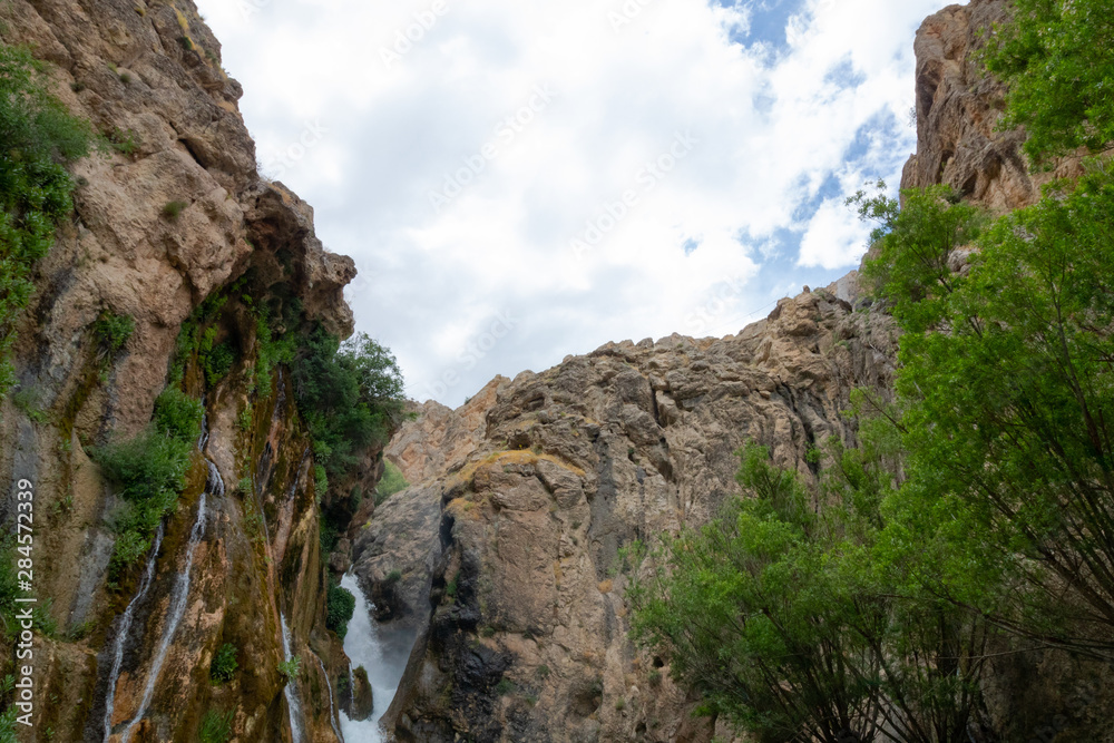 Obraz premium rocks in the mountains and a waterfall