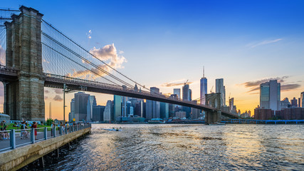 Fotobehang Brooklyn Bridge Brooklyn Bridge en Manhattan bij zonsondergang  © frank peters