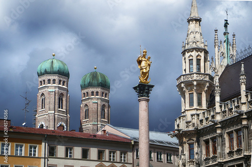 Foto Munich, Germany, the clock towers  of the Frauenkirche, Munich cathedral, a pinn
