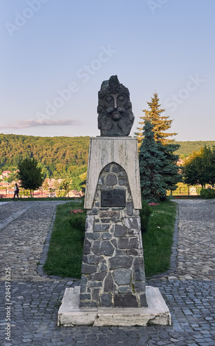 Estatua de Vlad Tepes el empalador, mas conocido como Dracula, en Sighisoara,Rumania