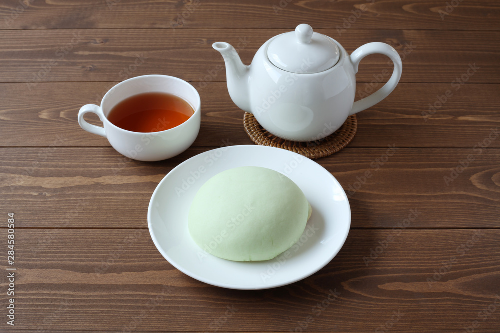 お皿にのせた メロン パン 紅茶 木のテーブル お皿にのせた メロン パン 紅茶 木のテーブル