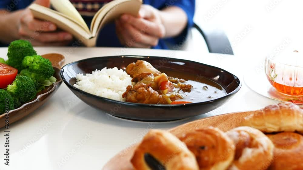 食事を楽しむ女性 食事を楽しむ女性