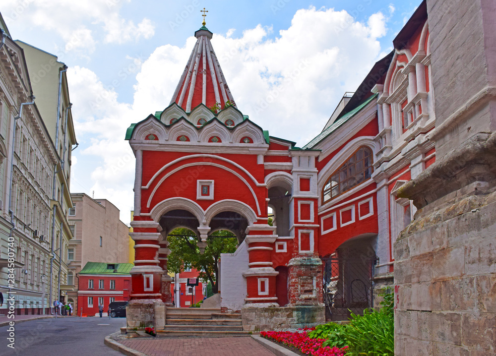 Fototapeta premium In 1628-1651, by order of Yaroslavl merchant Grigory Nikitnikov, a new stone Church was built in the name of the Holy Trinity. The architect is unknown. Russia, Moscow, August 2019