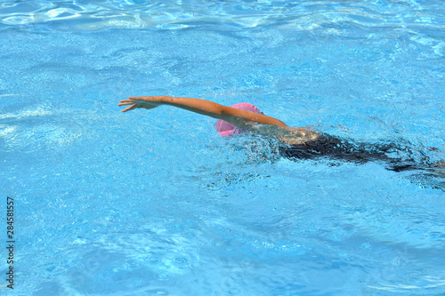 プールで泳ぐ女の子（クロール） © hanapon1002