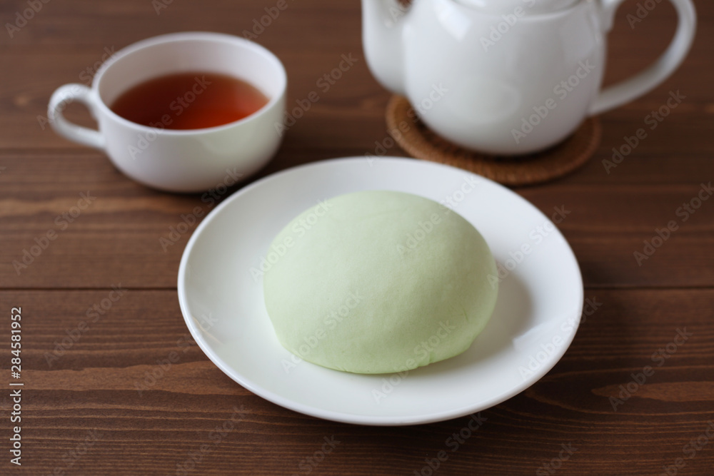 お皿にのせた メロン パン 紅茶 木のテーブル お皿にのせた メロン パン 紅茶 木のテーブル
