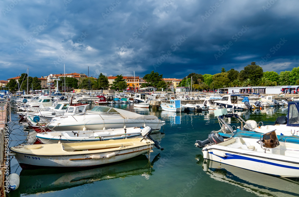 Gewitterwolken über dem Hafen Porec, Istrien, Kroatien