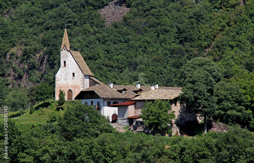 antico maso con la sua cappella in Val d'Adige