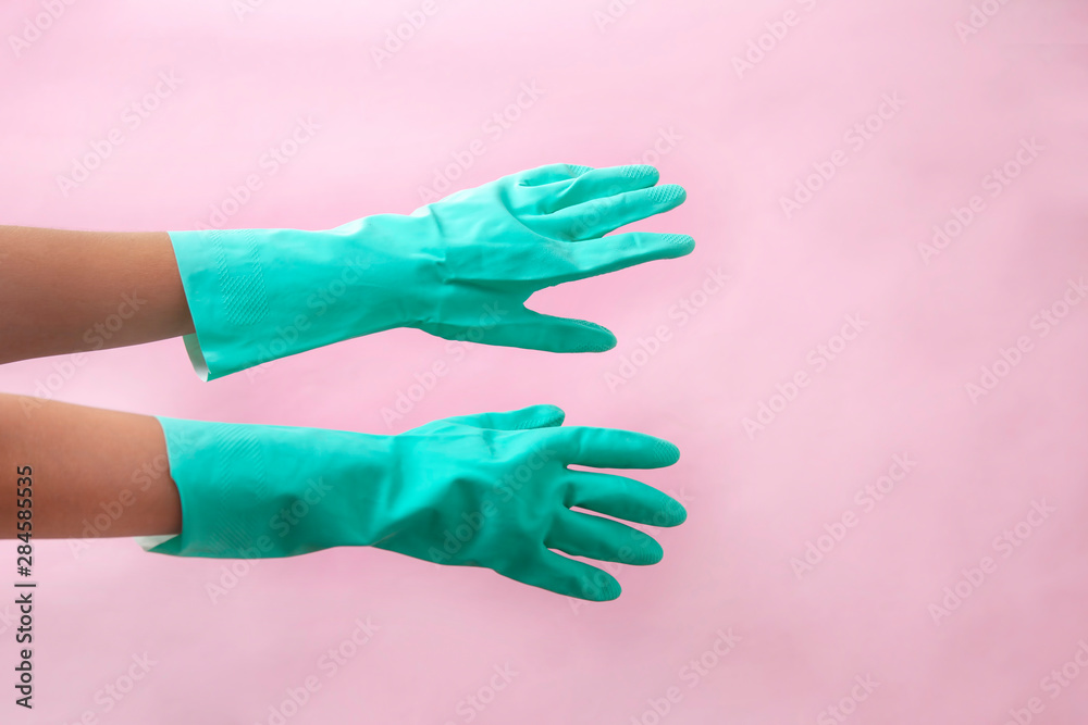 Woman's hand cleaning a pink background. Cleaning or cleaning concept - obrazy, fototapety, plakaty 