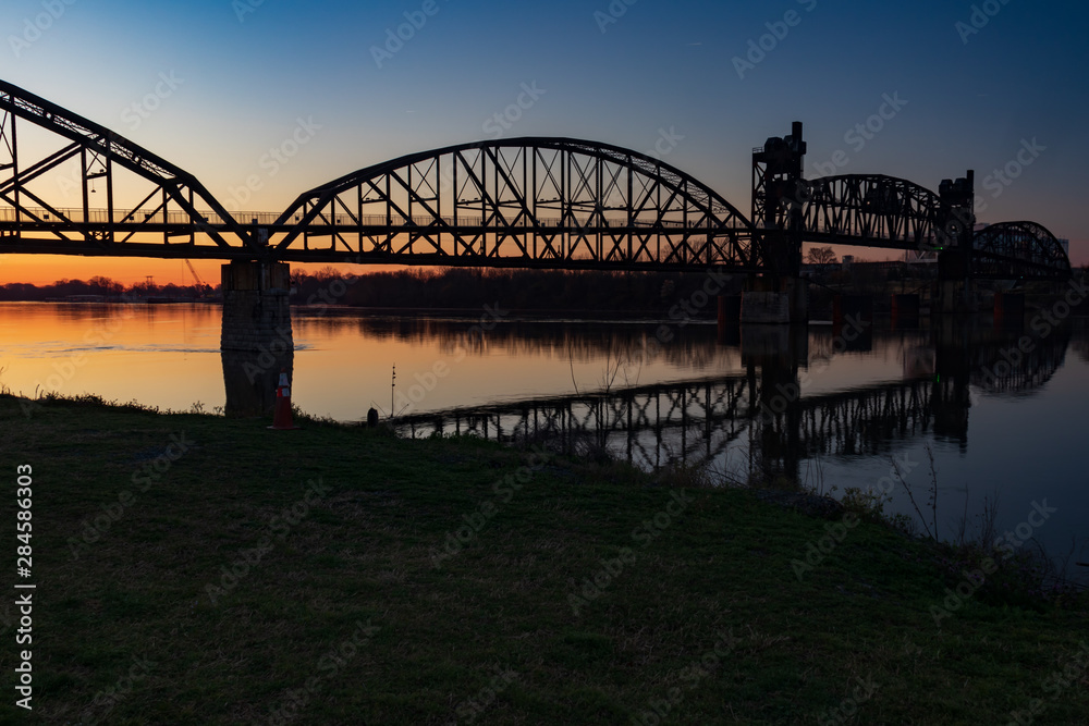 Fototapeta premium Clinton Presidential Park Bridge at sunrise