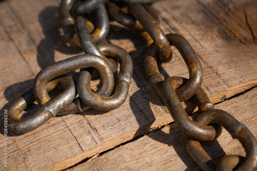 Obraz premium rusty chain on wooden background