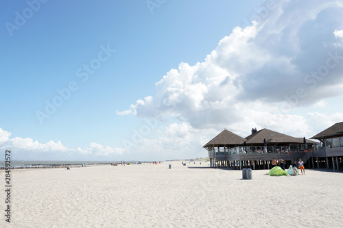 Strandrestaurant am Sandstrand bei Cadzand