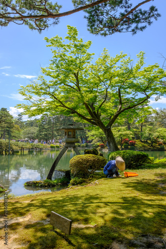 Photos Gardeners in a japanese garden in Kanazawa, Japan