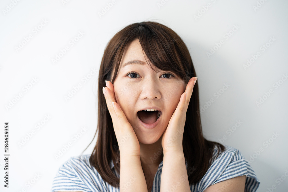 叫ぶ若い女性 叫ぶ若い女性