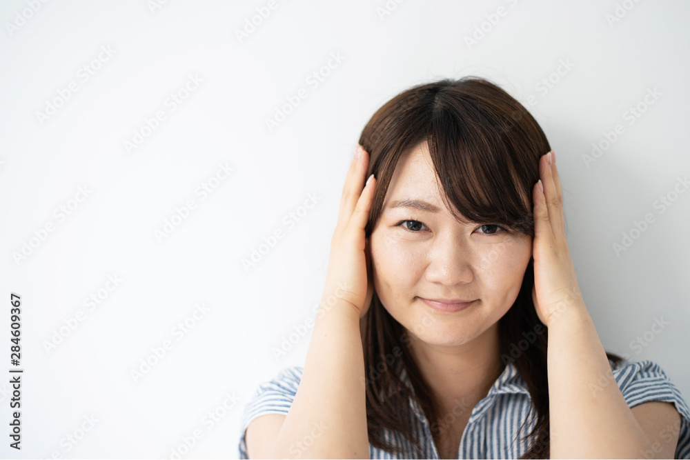 Obraz premium 頭を抱える若い女性