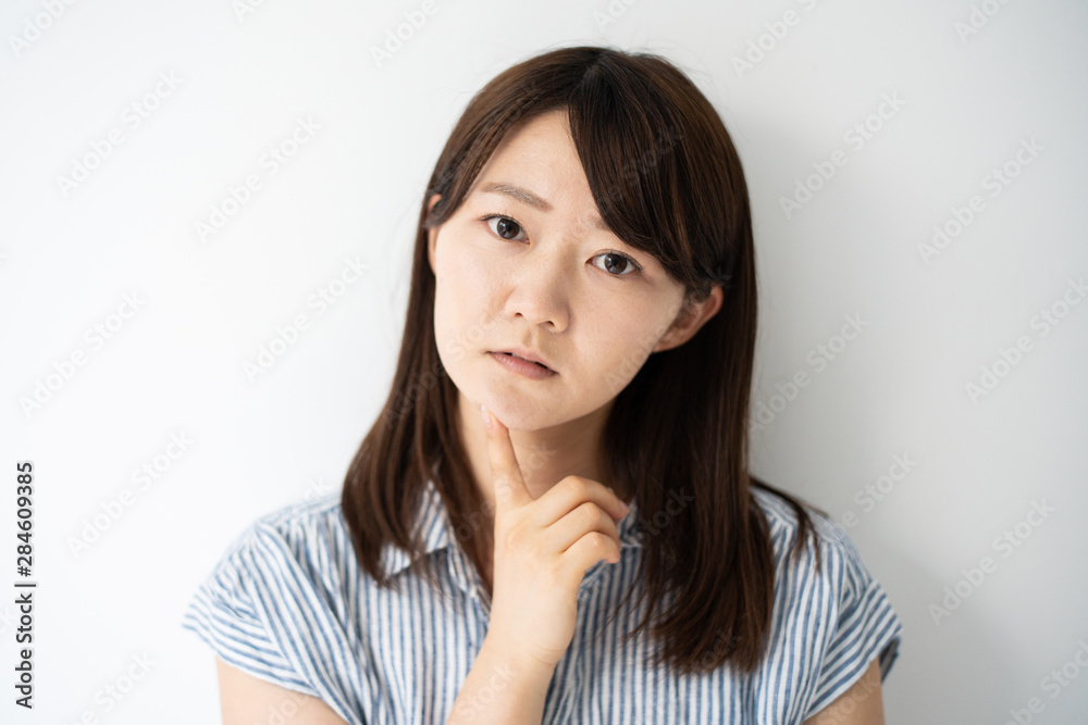 考える若い女性 考える若い女性
