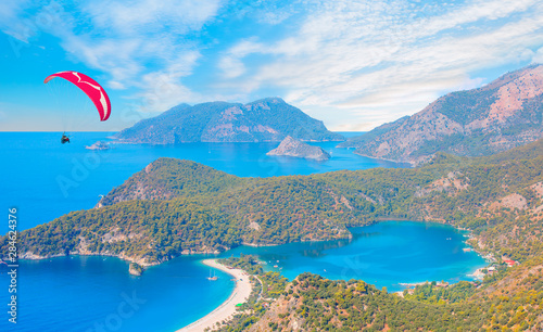 Fototapeta Naklejka Na Ścianę i Meble -  Oludeniz Beach And Blue Lagoon - Paraglider flies in the sky - Fethiye