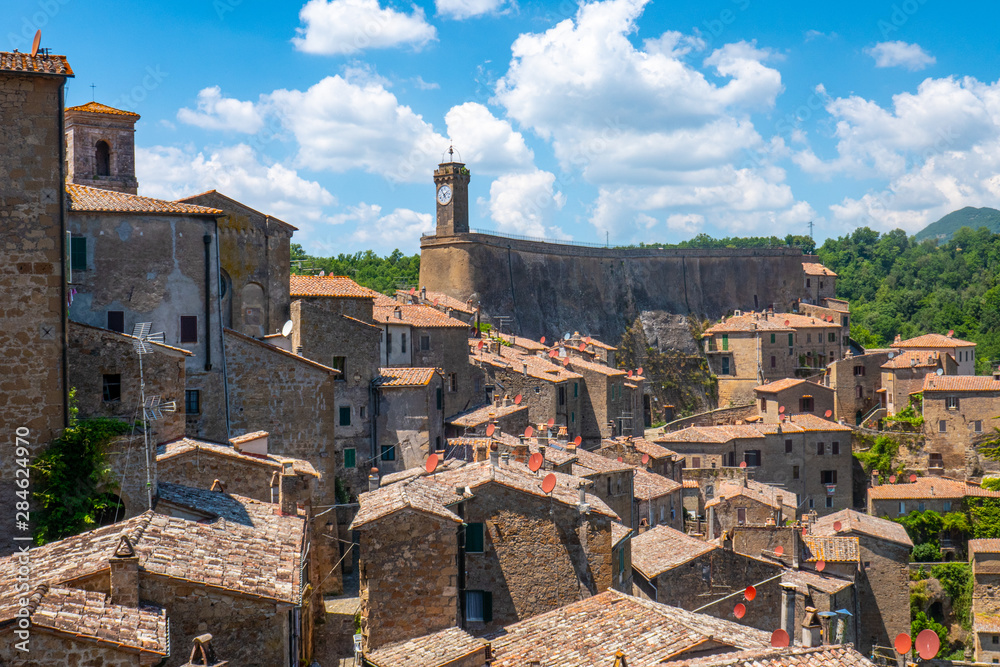 Veduta della città medievale di Sorano, Toscana, Italia, con cielo blu nel giugno 2019