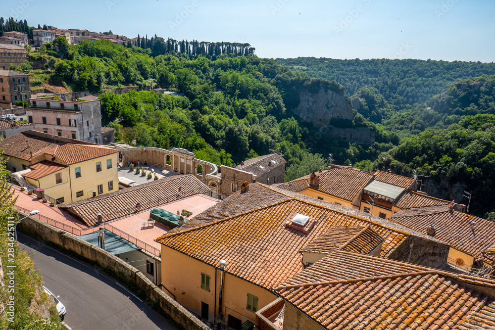 Veduta della città medievale di Sorano, Toscana, Italia, con cielo blu nel giugno 2019