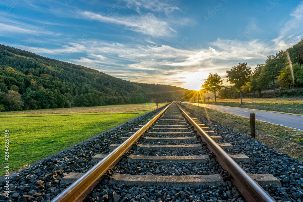 Fototapeta premium Tory kolejowe w podświetleniu