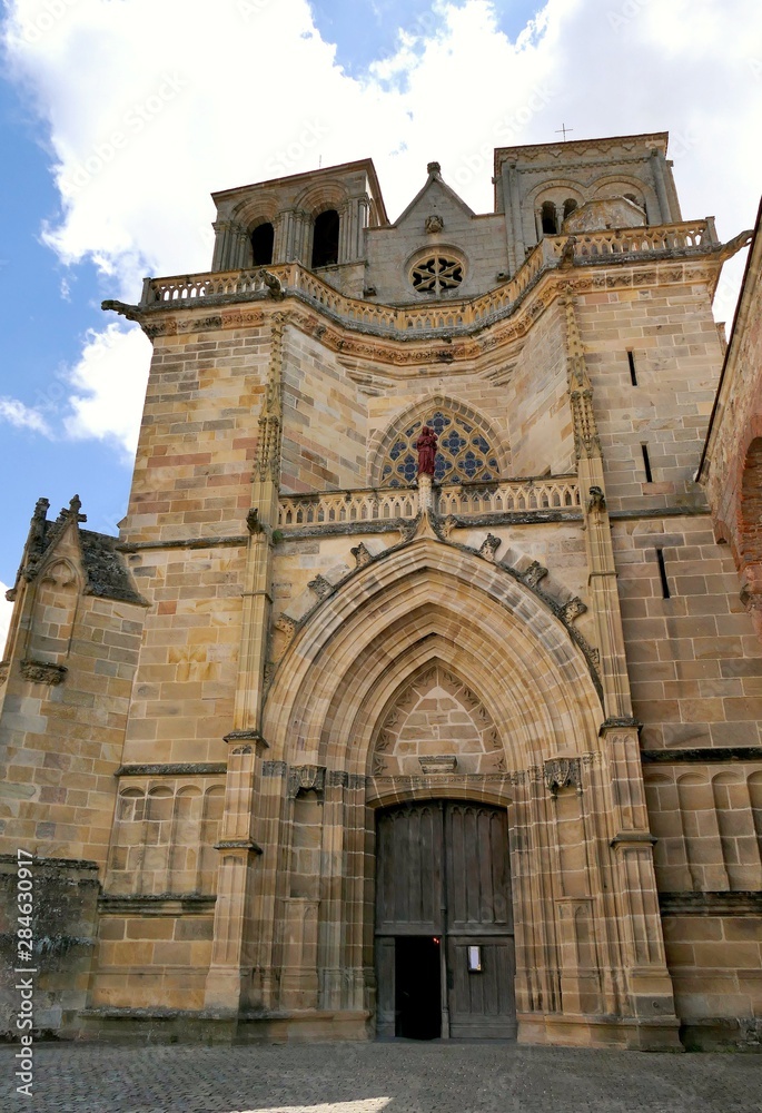 Façade de l’église Saint-Pierre-et-Saint-Paul du prieuré bénédictin de Souvigny, Allier, France