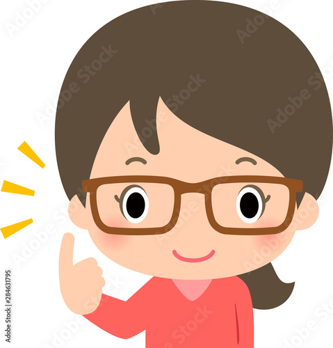 眼鏡をかけた笑顔の若い女性