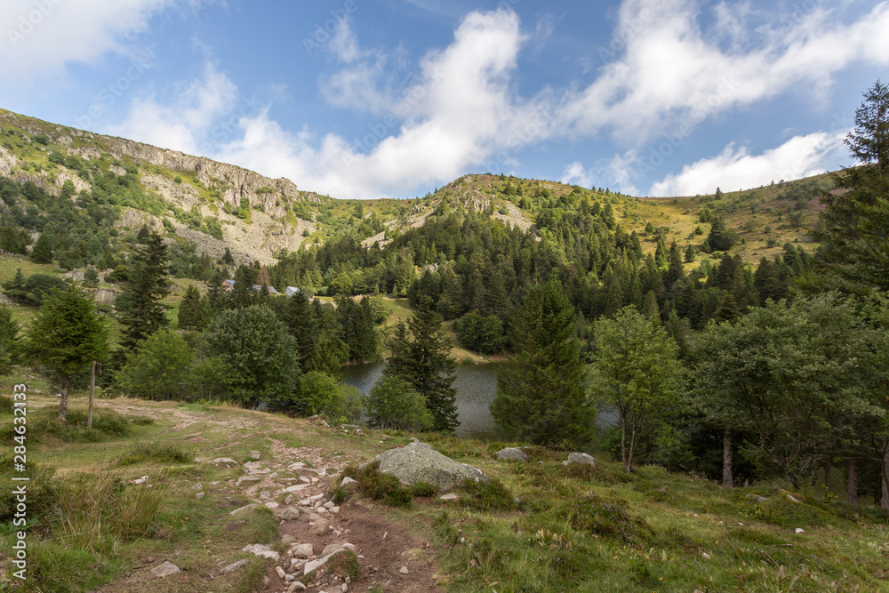 Obraz premium Sentier vers le lac en montagne