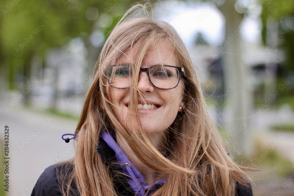 Obraz premium Smiling, natural woman with blown hair