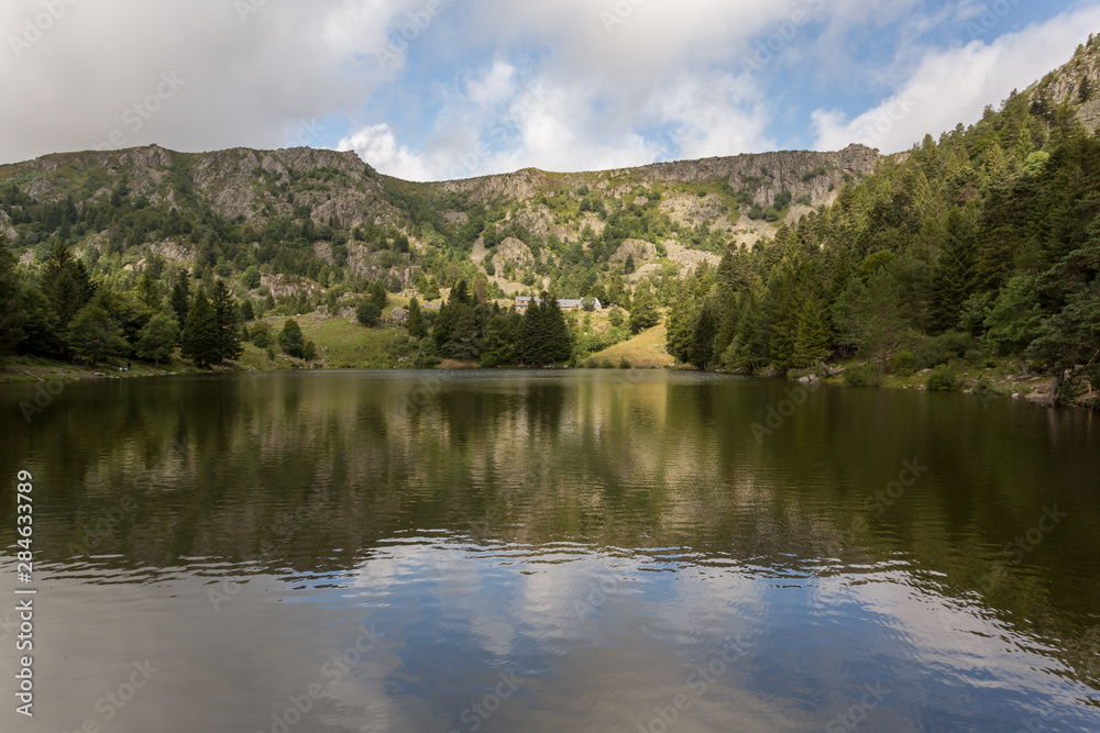 Lac des truites en montagne, reflet de la forêt