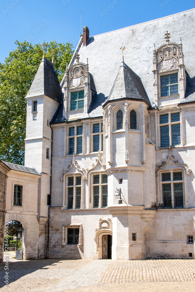Beauvais. Ancien palais épiscopal sur la place de la cathédrale Oise. Picardie. Hauts-de-France