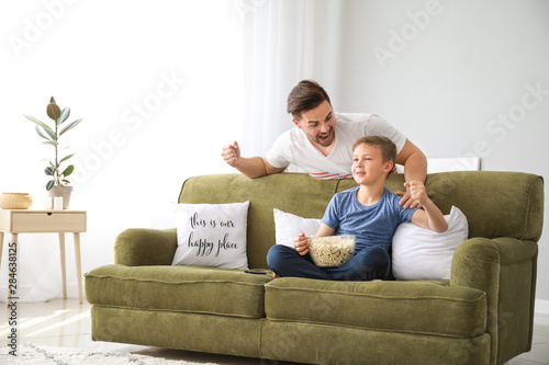 Father with son watching sp...