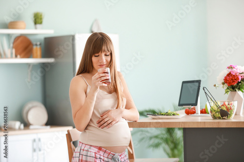 Beautiful pregnant woman dr...