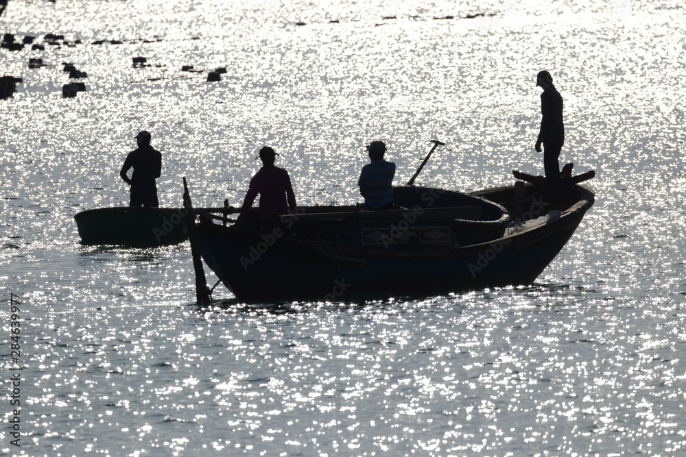 Vier Fischer auf Boot Silhouette