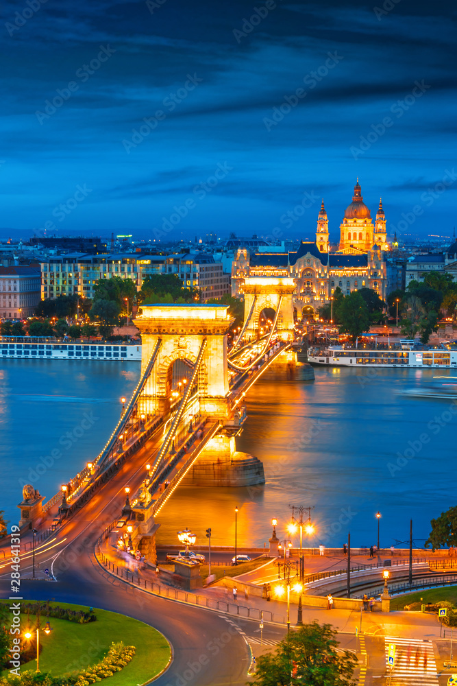 Fototapeta premium View of Budapest with Chain Bridge by night