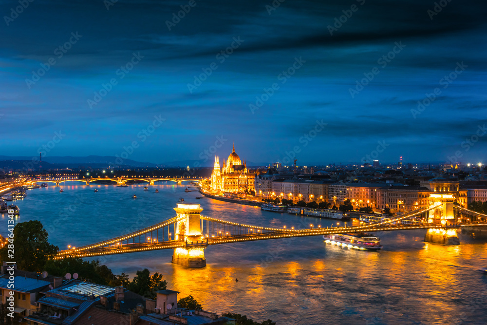 Fototapeta premium Panoramic view of Budapest by night